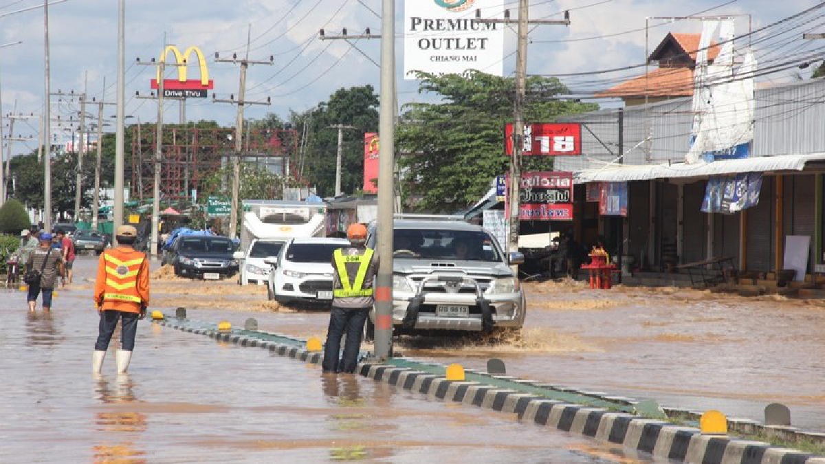 ผู้ว่าเชียงใหม่มั่นใจ สถานการณ์น้ำท่วมหางดง กลับสู่ภาวะปกติแน่ หลายฝ่ายเร่งแก้ไข ใช้เครื่องสูบน้ำขนาดใหญ่ระบาย (ดูคลิป)