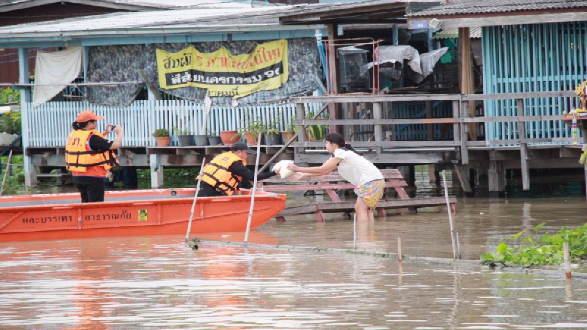 ขอให้กำลังใจ!!รองพ่อเมืองปทุมฯลงเรือมอบถุงบรรเทาภัยให้กำลังใจประชาชนที่อาศัยอยู่ริมฝั่งแม่น้ำเจ้าพระยา