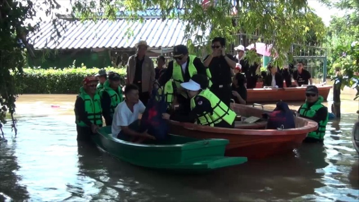 พ่อเมืองพร้อมเหล่ากาชาดและหน่วยงานที่เกี่ยวข้อง ลงพื้นที่ตรวจสอบสถานการณ์น้ำ มอบถึุงยังชีพให้ผู้ประสบอุทกภัยชาวตำบลโผงเผง (ดูคลิป)