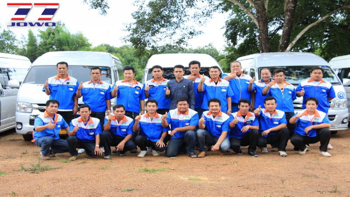 ชื่นชมคนทำดี !! กลุ่มรถตู้จิตอาสาขอทำดีถวายพ่อหลวง ร.9  รับ-ส่งพาชาวบ้านร่วมงานพิธีวางดอกไม้จันทน์ฟรี จนเสร็จพิธี (ดูคลิป)