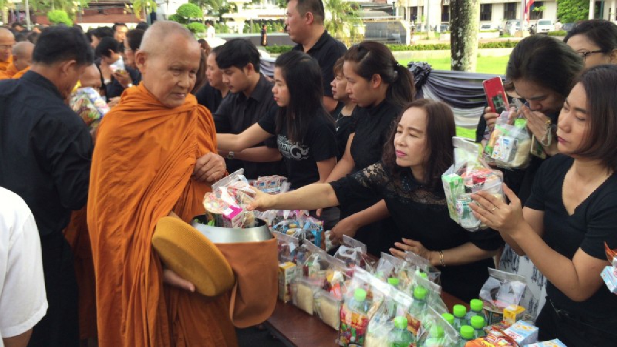 ชาวตราดแต่งชุดดำร่วมพิธีบำเพ็ญกุศล ทำบุญตักบาตร ถวายเป็นพระราชกุศลครบ 1 ปี วันสวรรคต พระบาทสมเด็จพระปรมินทรมหาภูมิพลอดุลยเดช