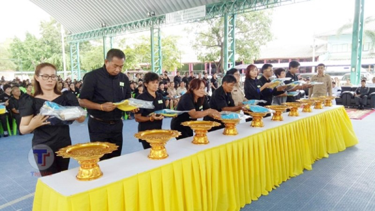 ทำดี..!! อำเภอบ้านฉาง มอบสิ่งของพระราชทานโครงการจิตอาสาทำความดีด้วยหัวใจ  (มีคลิป)