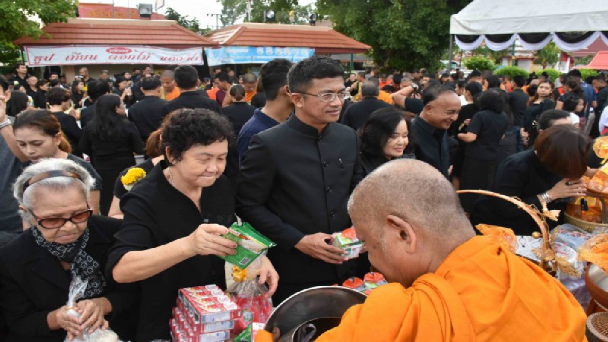 ผู้ว่าฯ นำชาวนครศรีธรรมราชทุกภาคส่วน ร่วมทำบุญตักบาตรพระสงฆ์ 89 รูป ถวายเป็นพระราชกุศลครบรอบ 1 ปีแห่งการสวรรคต ของพ่อหลวง ร.9..!!