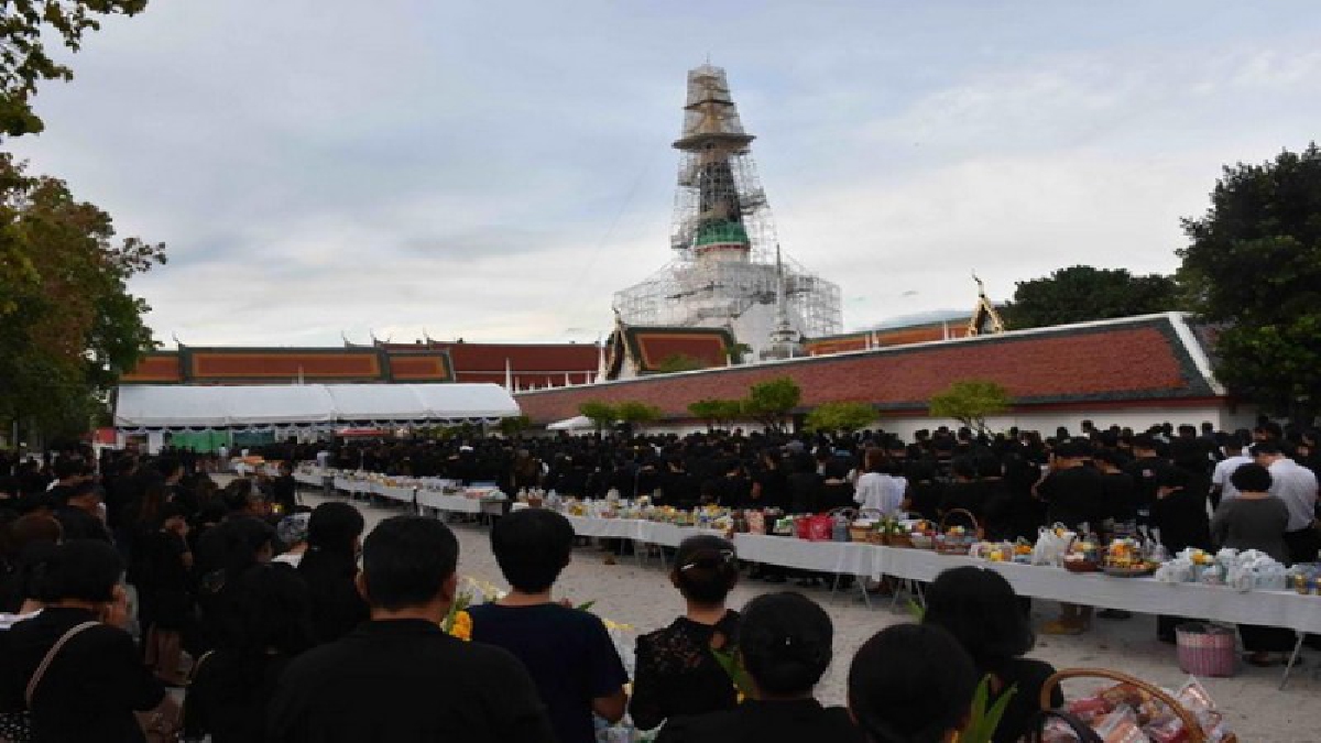 ชาวจังหวัดนครศรีธรรมราช ร่วมทำบุญตักบาตรพระสงฆ์ 89 รูป ถวายเป็นพระราชกุศลครบรอบ 1 ปี แห่งการสวรรคตของพ่อหลวงรัชกาลที่ 9