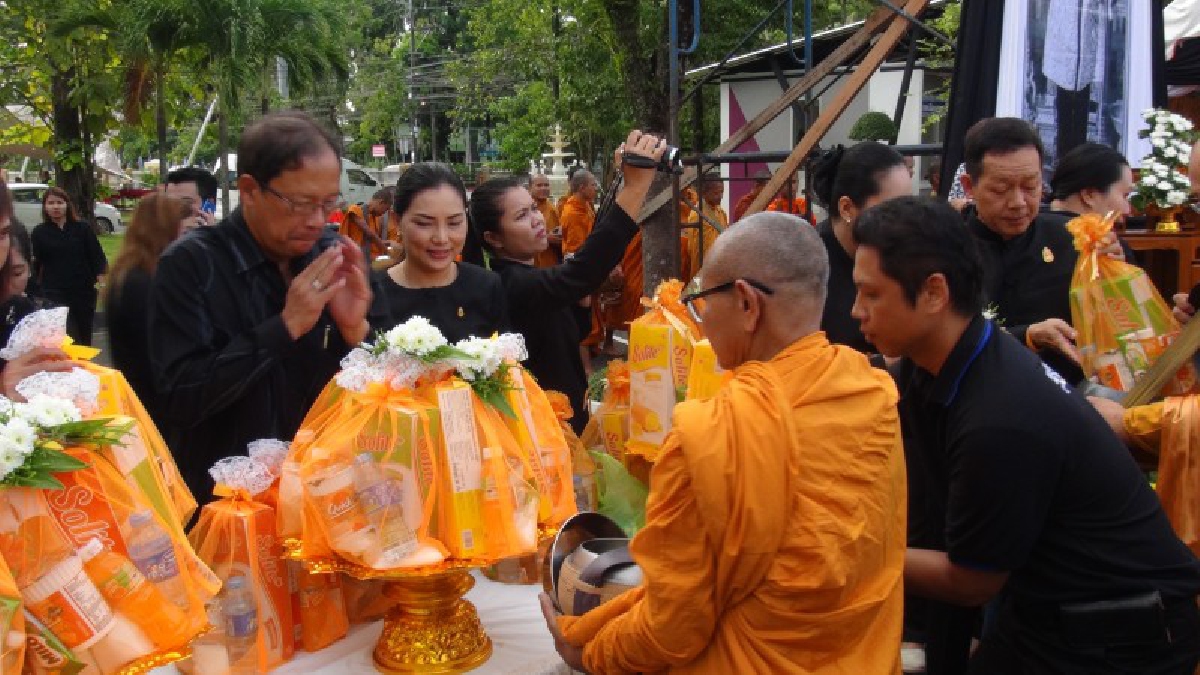 งานบุญ..!! พุทศาสนิกชนตามเกาะแก่งในสตูล ขึ้นฝั่ง ร่วมตักบาตรทำบุญ พร้อมผู้ว่าฯ ตักบาตรบาตรพระสงฆ์ จำนวน 89 รูป