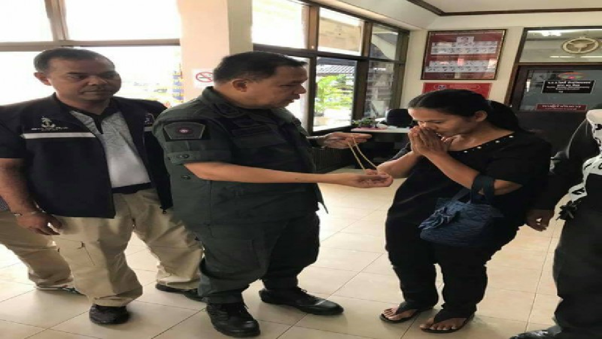 ทำดีไม่ต้องอาย..!! สภ.สิชล ส่งเสริมภาพลักษณ์ของตำรวจ ได้นำสร้อยคอทองคำคืนเจ้าของ หลังพบตกหล่นอยู่ริมฟุตบาทในตลาดบน..!?
