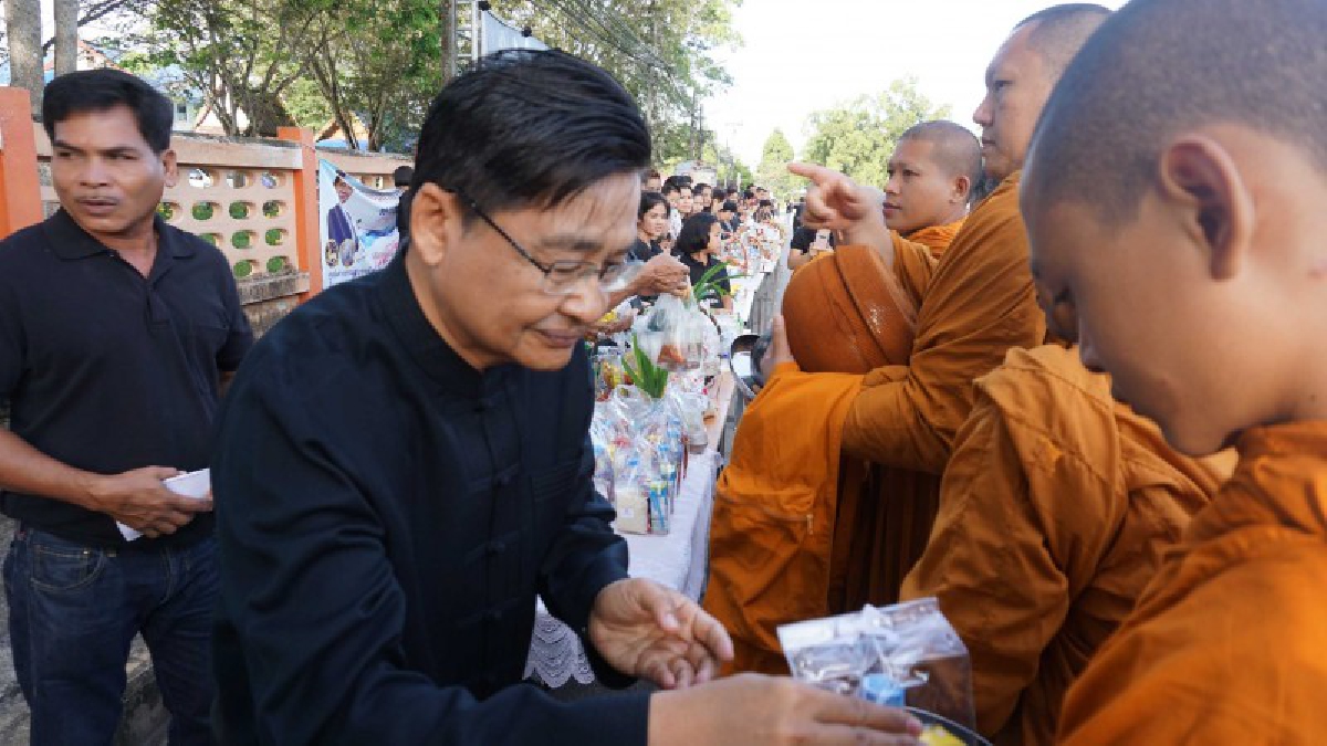 ชุมพร!! สำนึกพระมหากรุณาธิคุณ ร่วมพิธีตักบาตรวันครบรอบสวรรคตของพ่อหลวง ร.9 (ชมคลิป)