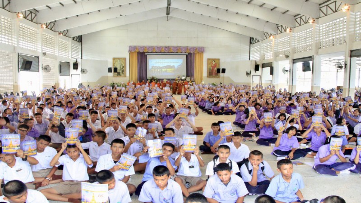 ช่วยกันปลูกฝัง..!! พระลุยสอนนักเรียนปลูกจิตสำนึก ควบคู่หลักปรัชญาเศรษฐกิจพอเพียงในหลวงรัชกาลที่ 9