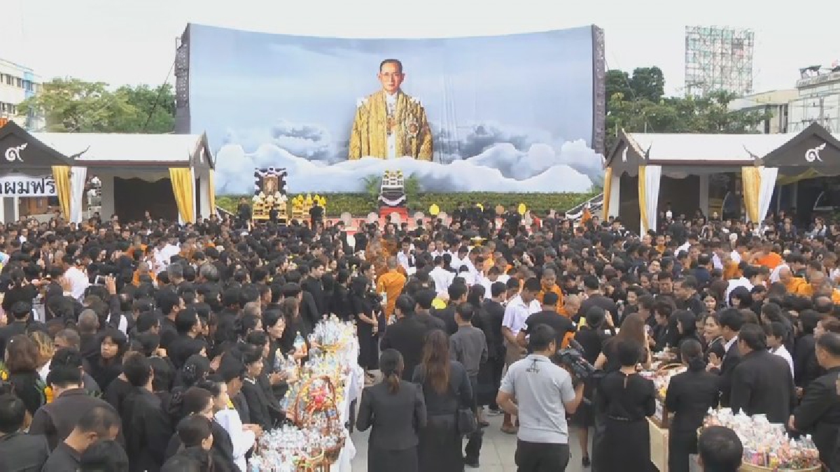 ชาวโคราช!! นับพันทำบุญตักบาตรเนื่องในวันครบรอบ 1 ปี วันสวรรคตในหลวงรัชกาลที่ 9