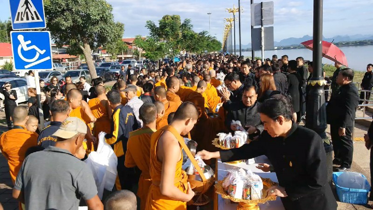 พสกนิกร ร่วมประกอบพิธีบำเพ็ญกุศลเพื่อถวายเป็นพระราชกุศลครบรอบ 1 ปี วันสวรรคต พระบาทสมเด็จพระปรมินทรมหาภูมิพลอดุลยเดช (มีคลิป)