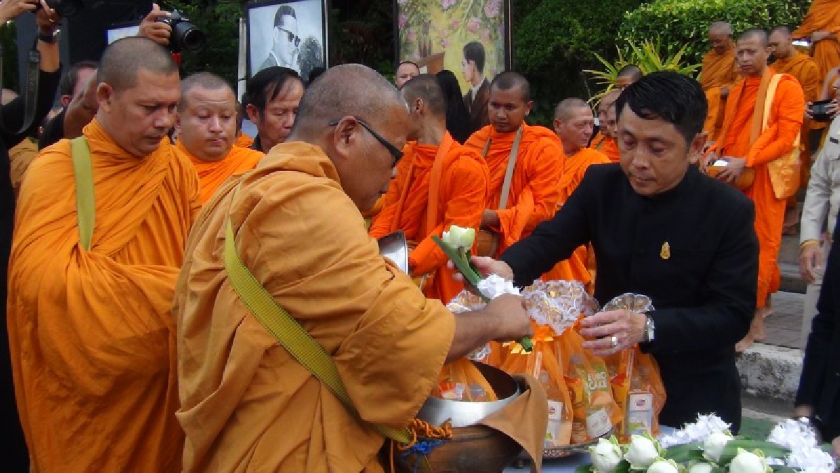 ชาวตรังกว่า 2 พันคน ร่วมทำบุญตักบาตร ครบรอบ 1 ปี ในหลวง ร.9 สวรรคต..!!