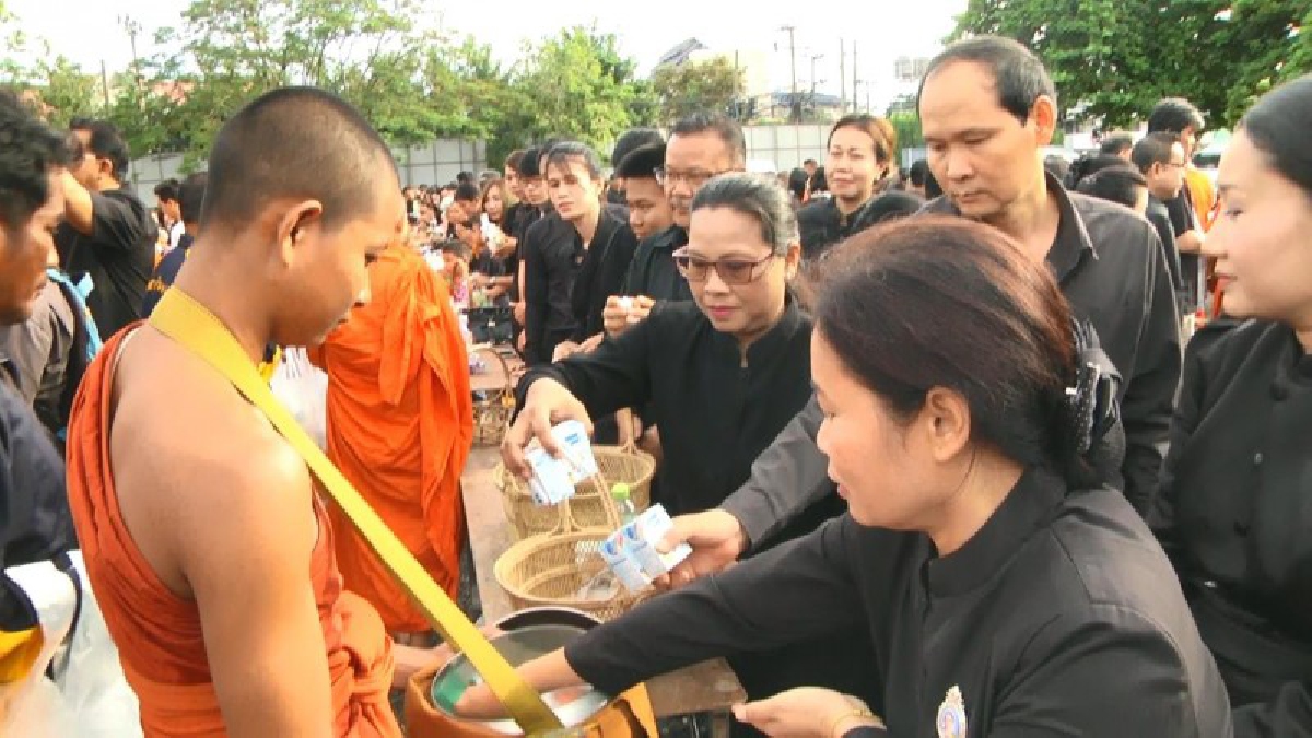 พสกนิกรชาวสุรินทร์ทุกหมู่เหล่า ร่วมตักบาตรพระสงฆ์ 89 รูปถวายเป็นพระราชกุศลแด่พระบาทสมเด็จพระปรมินทรมหาภูมิพลอดุลเดช บรมนาถบพิตร สวรรคตครบ1ปี