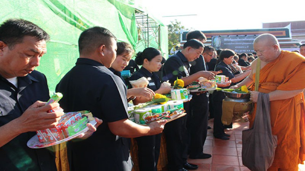 พสกนิกรชาวสกลนครร่วมทำบุญตักบาตร เพื่อถวายเป็นพระราชกุศลพระบาทสมเด็จพระปรมินทรมหาภูพลอดุลยเดช บรมนาถบพิตร เนื่องในวันสวรรคตครบ 1 ปี
