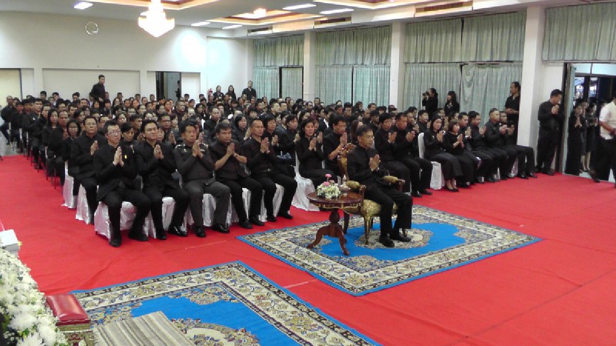 นครนายก!! ทำบุญตักบาตรข้าวสารอาหารแห้งแด่พระภิกษุสงฆ์จำนวน 89 รูป ถวายเป็นพระราชกุศล ครบรอบ 1 ปีวันสวรรคต ของพ่อหลวง ร.9
