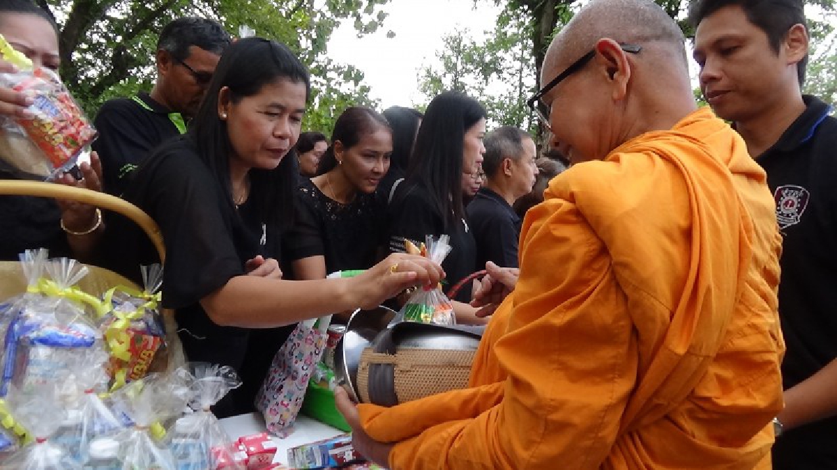 สตูล!! ชาวสตูลกว่า 300คนพร้อมใจนุ่งดำไว้ทุกข์ทำบุญตักบาตรครบรอบ 1 ปีวันสวรรคต