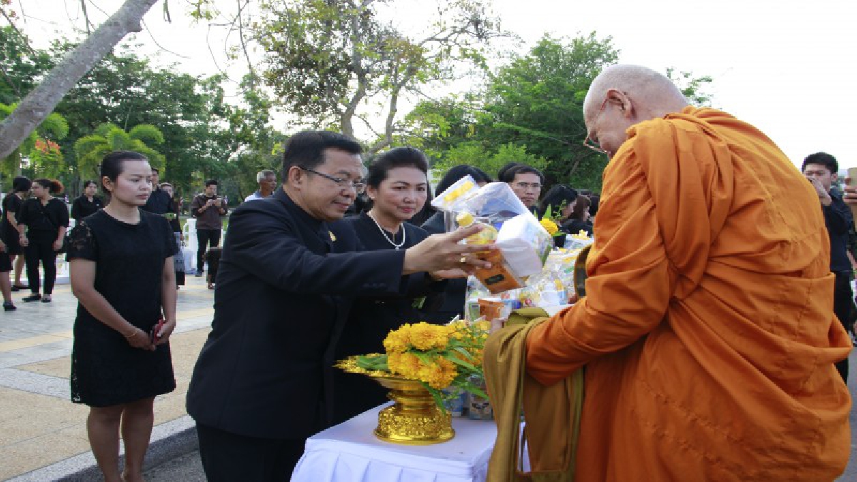 พสกนิกรของพระองค์กว่า 1,000 คน ใน จ.พัทลุง ร่วมใส่ชุดดำไว้ทุกข์ตักบาตรถวายเป็นพระราชกุศล ในโอกาสครบ 1 ปี แห่งการสวรรคตของรัชกาลที่ 9