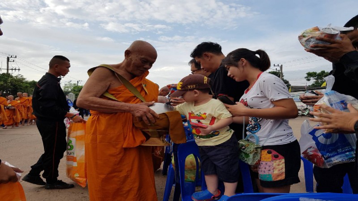 พสกนิกรทุกหมู่เหล่า กว่า 10,000 คน แต่งชุดดำไว้ทุกข์ ร่วมพิธีบำเพ็ญกุศล ทำบุญตักบาตร ถวายเป็นพระราชกุศลครบ 1 ปี วันสวรรคต พระบาทสมเด็จพระปรมินทรมหาภูมิพลอดุลยเดช
