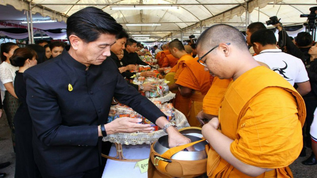 ผู้ว่าราชการหนองคาย นำพสกนิกรชาวหนองคาย ร่วมทำบุญตักบาตรพระสงฆ์ 89 รูปเพื่อถวายเป็นพระราชกุศลแด่พระบาทสมเด็จพระปรมินทรมหาภูมิพลอดุลยเดช!!