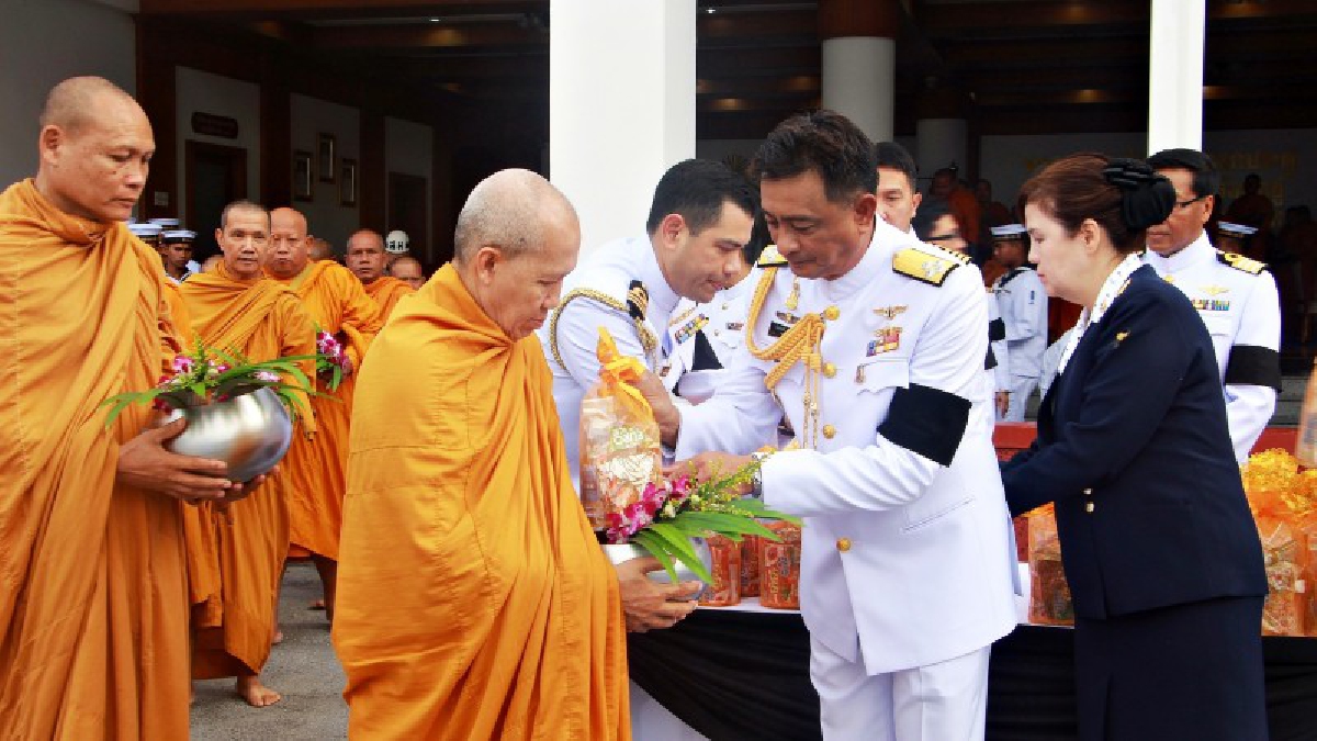 กองทัพเรือ ทำบุญตักบาตรถวายเป็นพระราชกุศล ร.9 สวรรคตครบ 1 ปี