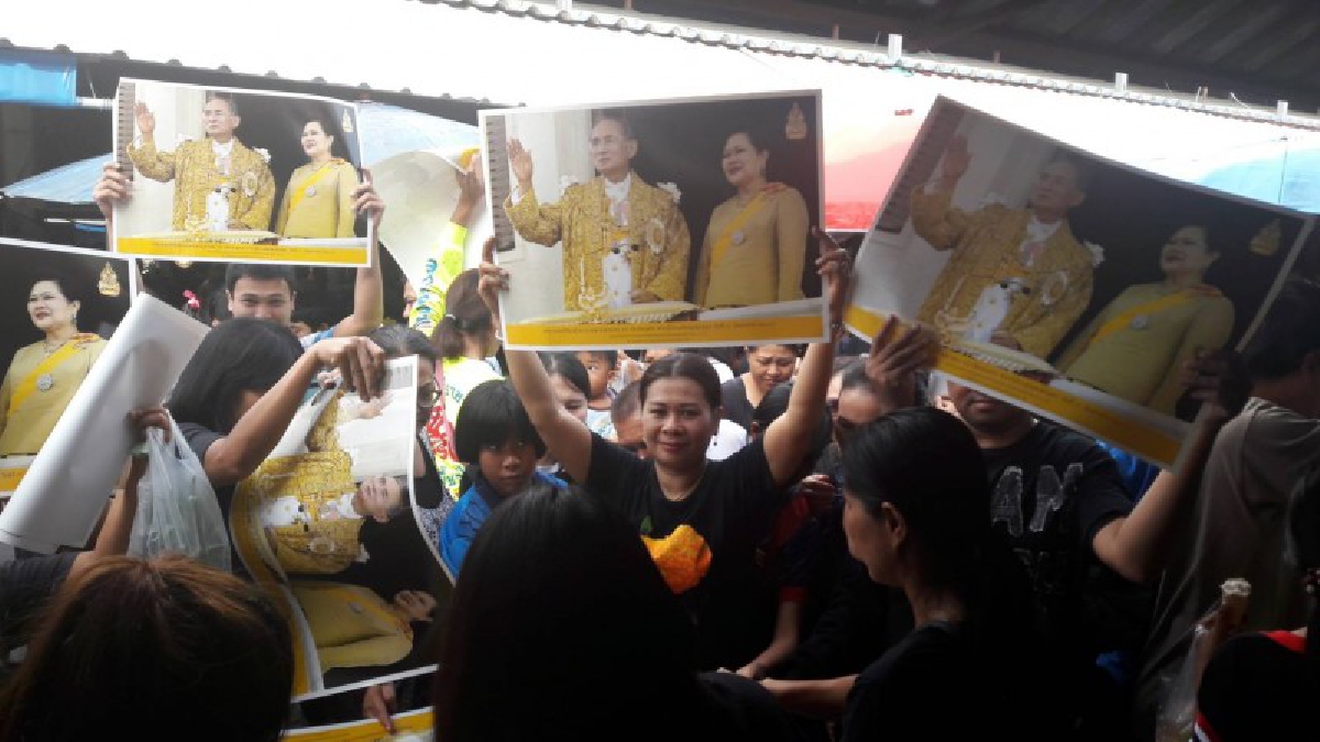 พ่อค้า-แม่ค้าตลาดแหลมฉบัง แจกอาหารคาว หวาน ฟรี เพื่อถวายพ่อหลวงฯประชาชนแห่รับแน่นตลาด (มีคลิป)