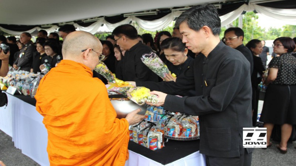 ผู้ว่าราชการ จ.ระยอง นำพสกนิกรชาว จ.ระยองทุกหมู่เหล่า ทำบุญตักบาตรข้าวสารอาหารแห้งถวายเป็นพระราชกุศลเนื่องในวันสวรรคตครบ 1 ปี พ่อหลวง ร.9