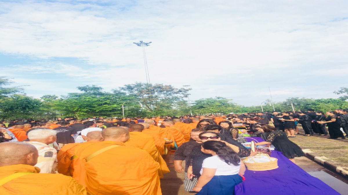 ผู้ว่าราชการจังหวัดสระแก้ว นำข้าราชการ พ่อค้า ประชาชน ร่วมพิธีบำเพ็ญกุศลเพื่อถวายพระราชกุศลครบรอบ 1 ปี วันสวรรคต