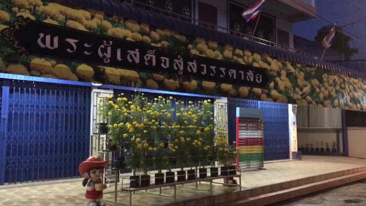 เจ้าของธุรกิจเหล็กดัด ปลูกดอกดาวเรืองถวายความอาลัยในหลวง ร 9 แต่พอออกดอกไม่นานดอกก็โรย เลยถ่ายรูปสั่งปริ้นไวนิลติดหน้าร้านให้บานนานกว่าเดิม!