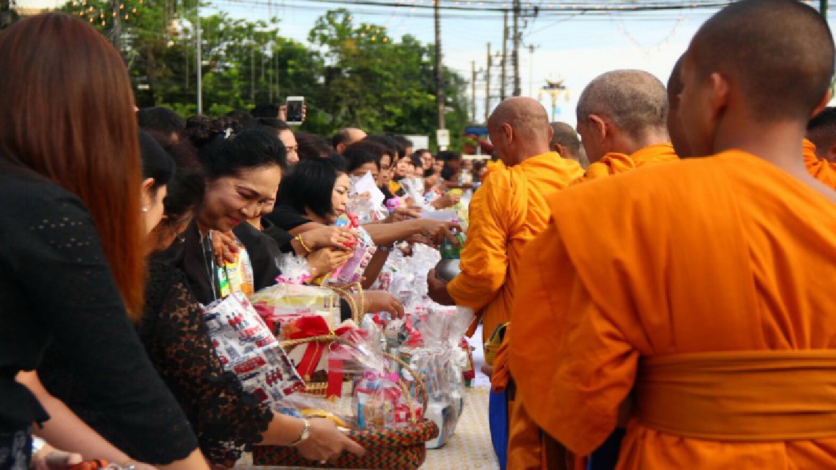 นราธิวาสจัดพิธีทำบุญตักบาตรพระสงฆ์ 89 รูป เพื่อถวายพระราชกุศล ครบรอบ 1 ปี วันสวรรคต พระบาทสมเด็จพระปรมินทรมหาภูมิพลอดุลยเดช บรมนาถบพิตร