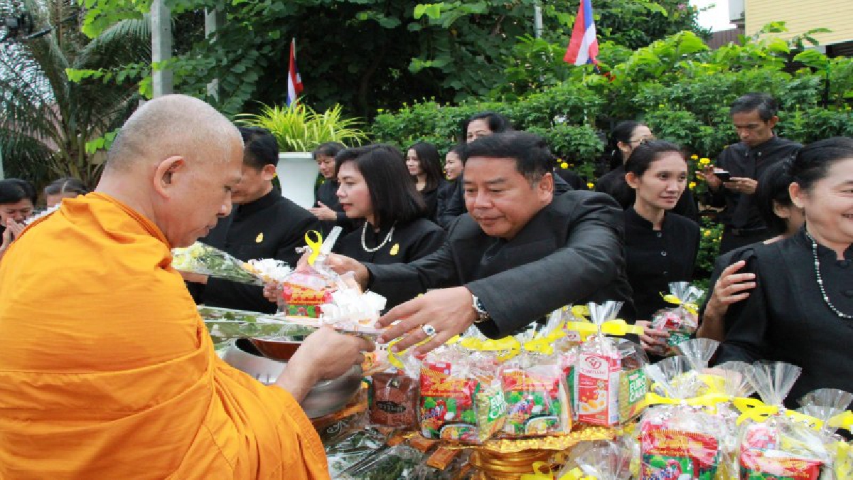 ปทุมธานี!! พ่อเมืองนำประชาชนร่วมพิธีทำบุญตักบาตร ถวายพระราชกุศลครบรอบ 1 ปี วันสวรรคต