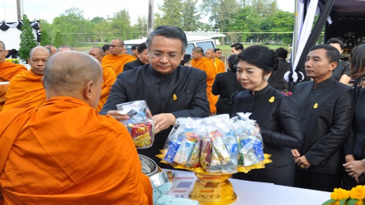ผู้ว่าสุราษฎร์นำประชาชนกว่า 5,000 คน ทำบุญตักบาตรพระสงฆ์ 89 รูป พร้อมนำจิตอาสาพัฒนาทำความสะอาดตัวเมือง (มีคลิป)
