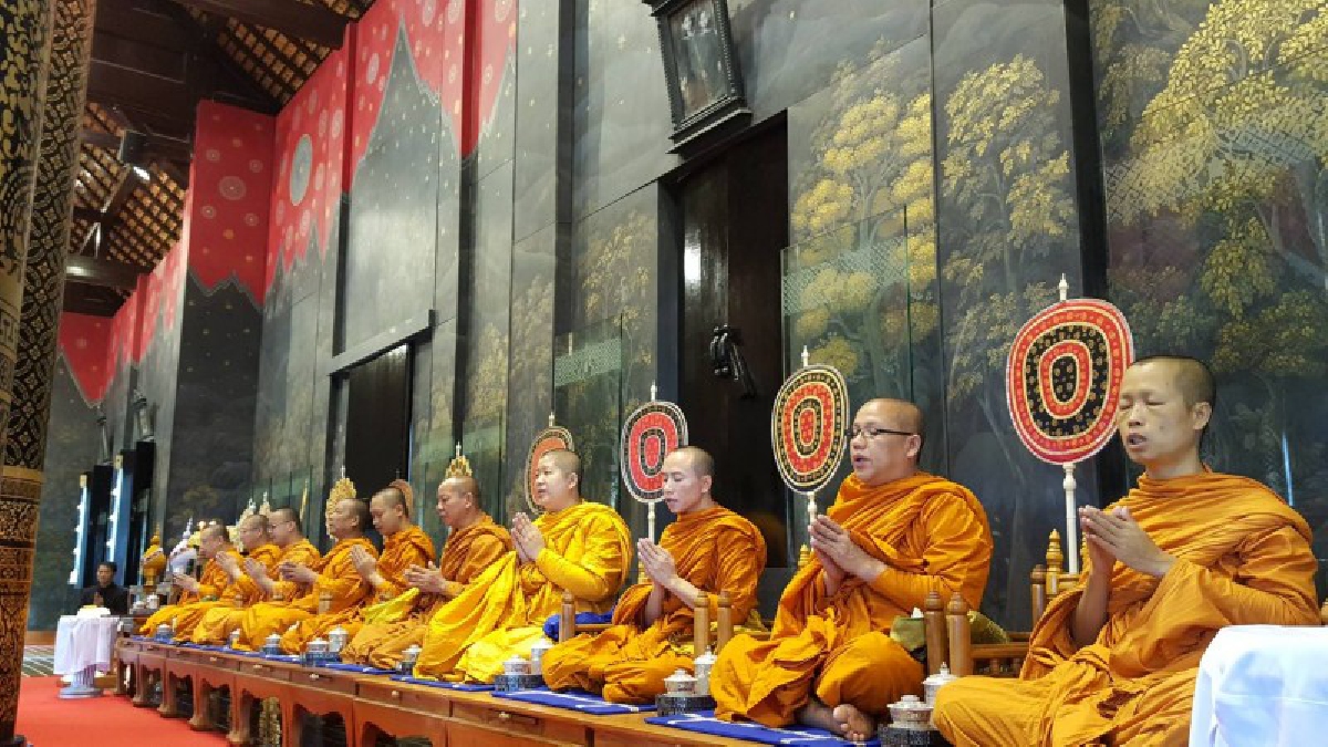 พสกนิกรชาวเชียงใหม่ ร่วมพิธีทำบุญตักบาตร ถวายเป็นพระราชกุศล ครบรอบ 1 ปี วันสวรรคตของพ่อหลวง รัชกาลที่ 9