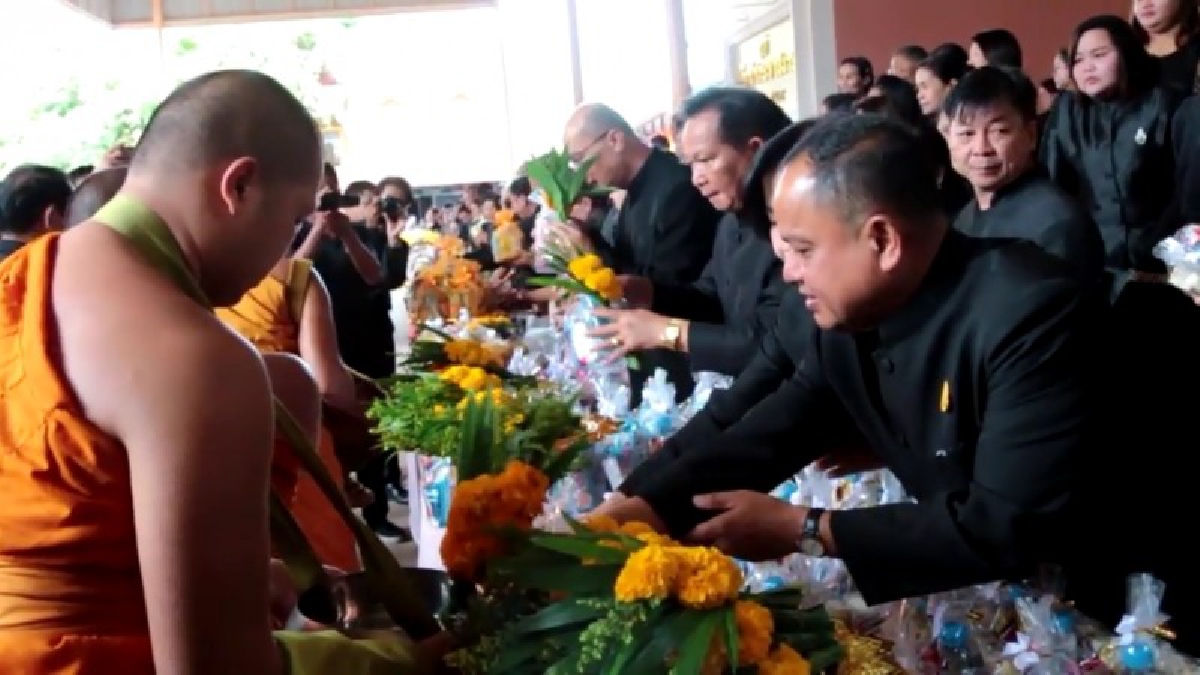 ชาวชัยภูมิ!! สุดอาลัยร่วมทำบุญตักบาตรยืนสงบนิ่งไว้อาลัยสวดมนต์ถวายครบรอบ 1 ปี เสด็จสวรรคต