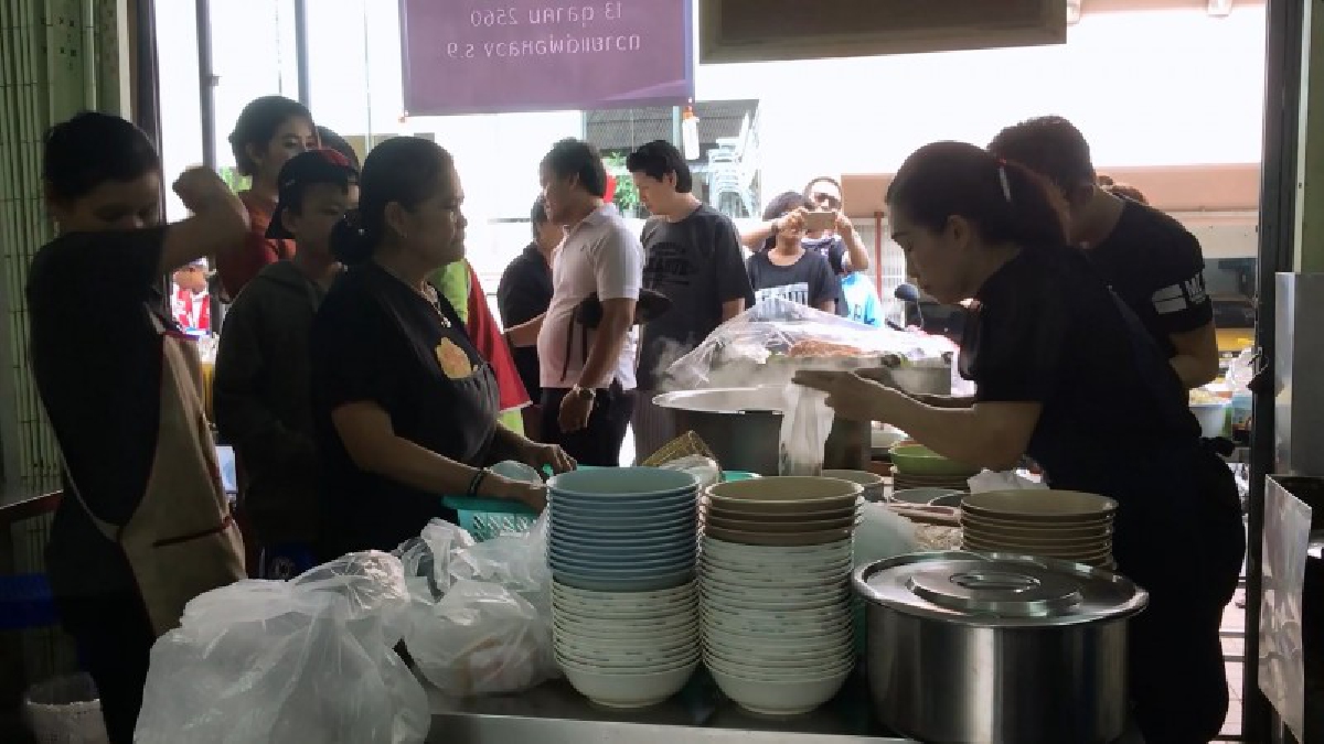 #ฟรี..!! ร้านก๋วยเตี๋ยวดังเก่าแก่ คู่เมืองหาดใหญ่ เปิดให้กินฟรีทำดีเพื่อพ่อ เพื่อถวายเป็นพระราชกุศลแด่พ่อหลวง ร.9 ..!!