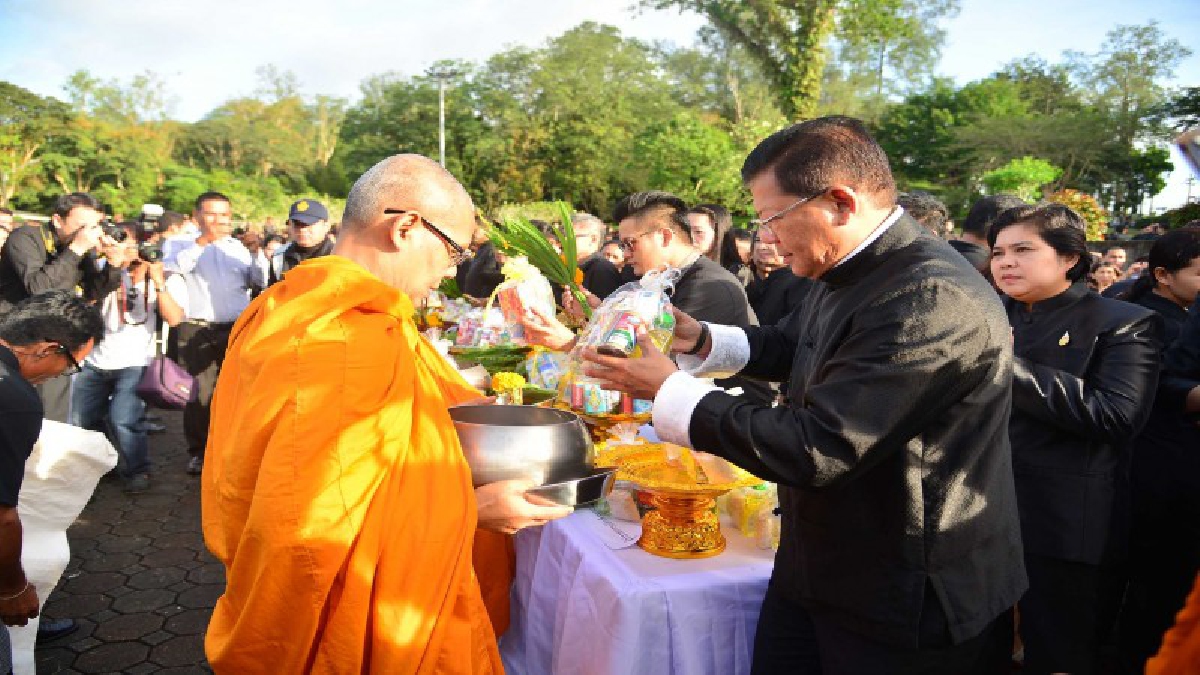 ครบ1ปี วันสวรรคต!! พสกนิกรชาวระนองร่วมทำบุญตักบาตร ถวายเป็นพระราชกุศลแด่พระบาทสมเด็จพระปรมินทรมหาภูมิพลอดุลเดช