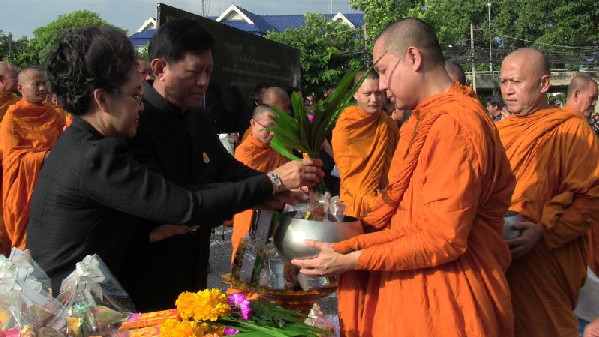 อ่างทอง!! จัดพิธีบำเพ็ญกุศล และพิธีทำบุญตักบาตร เพื่อถวายเป็นพระราชกุศลครบ 1 ปี วันสวรรคตของพ่อหลวง ร.9..!?