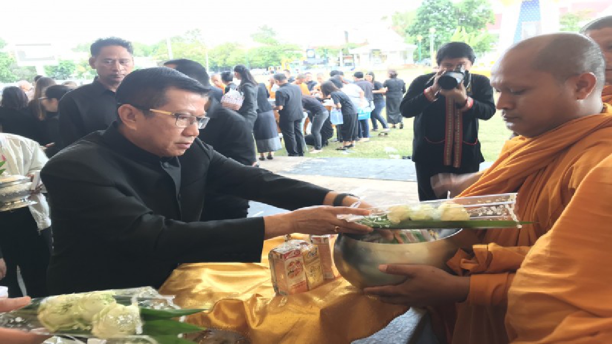 ศรีสะเกษ!! ชาวดอกลำดวนกว่า 1,000 คนตักบาตรถวายเป็นพระราชกุศลถวายในหลวง ร.9 ครบรอบ 1 ปีวันสวรรคต