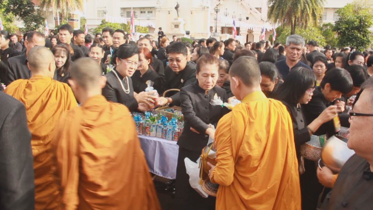 ชาวจังหวัดอุดรธานี!! ร่วมทำบุญตักบาตร บำเพ็ญกุศลถวายเป็นพระราชกุศลครบรอบ1ปี วันสวรรคตพระบาทสมเด็จพระปรมินทรมหาภูมิพลอดุลยเดช