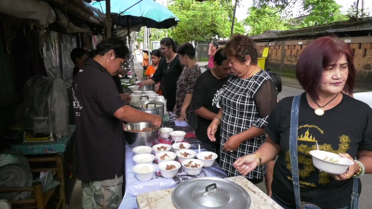 พวกเราเต็มใจทำดีถวายพ่อ..!! ชาวตราด ทำอาหารแจกฟรี ให้กับประชาชนชาวตราด เผยทำถวายพ่อเป็นครั้งสุดท้าย..!?