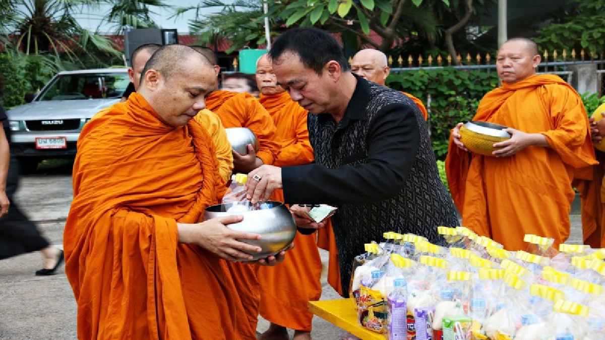 ทำบุญ..!! นายอำเภอสัตหีบ นำปชช.ทำบุญพระสงฆ์ 89 รูป เพื่อถวายเป็นพระราชกุศลแด่พ่อหลวง ร.9 ..!?