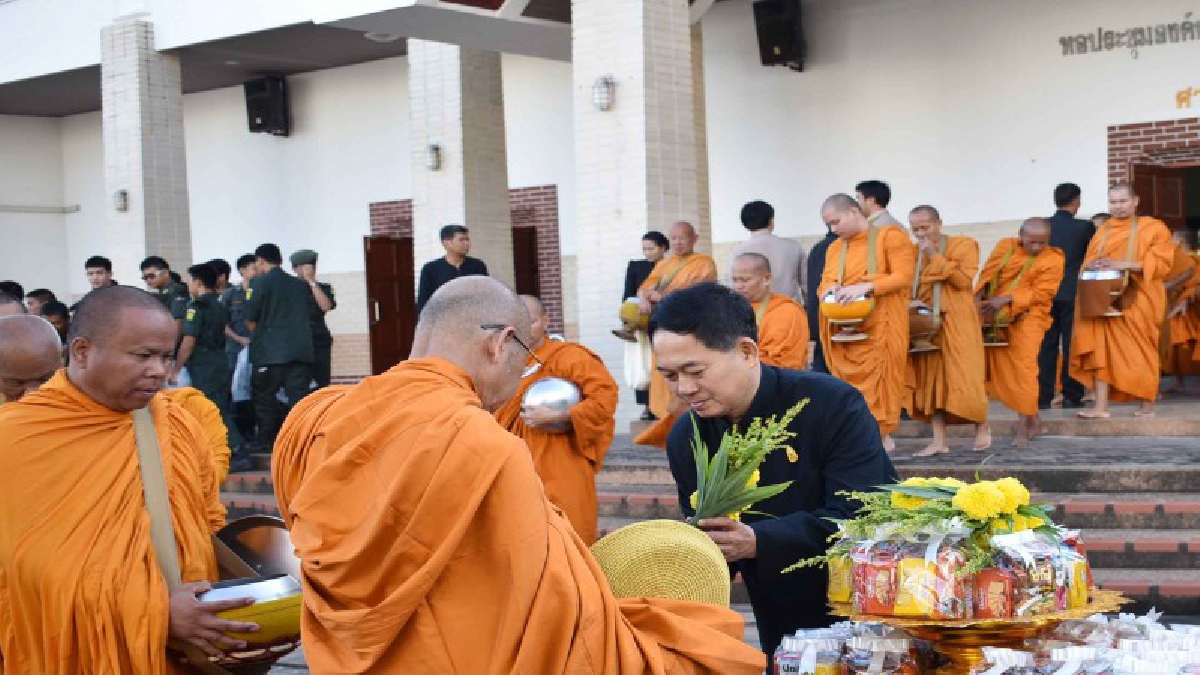 กาฬสินธุ์!! นำส่วนราชการ รัฐวิสาหกิจ พ่อค้า ประชาชน นักเรียน นักศึกษา ประกอบพิธีบำเพ็ญกุศล1 ปี วันสวรรคตในหลวง ร.9