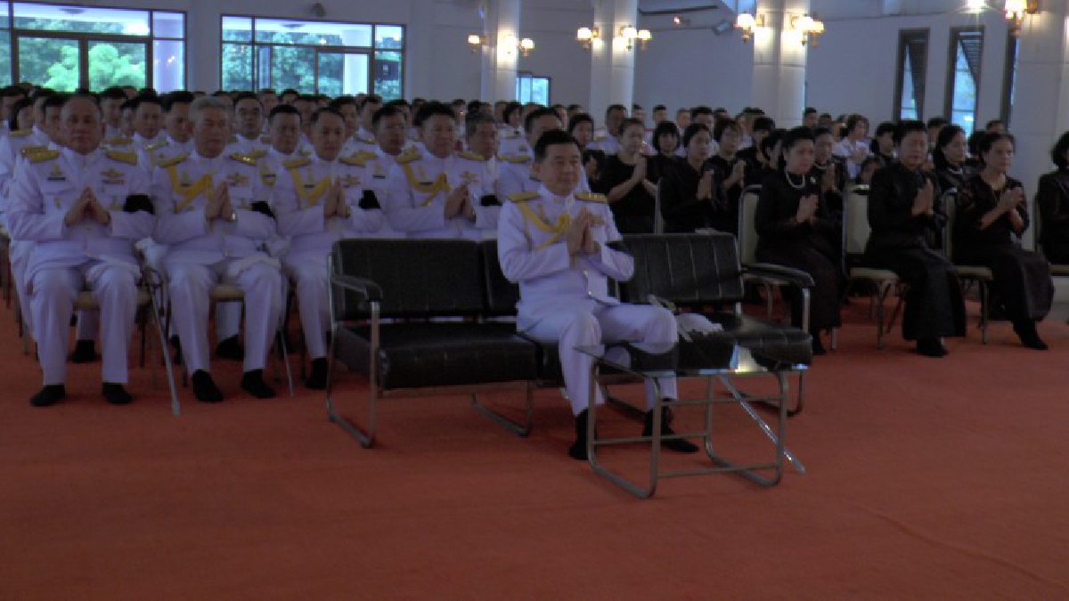 นครนายก!!ร.ร.นายร้อยพระจุลจอมเกล้า ทำบุญตักบาตรข้าวสารอาหารแห้งแด่พระภิกษุสงฆ์จำนวน 10 รูป ถวายเป็นพระราชกุศลครบรอบ 1 ปีวันสวรรคตพ่อหลวง ร.9