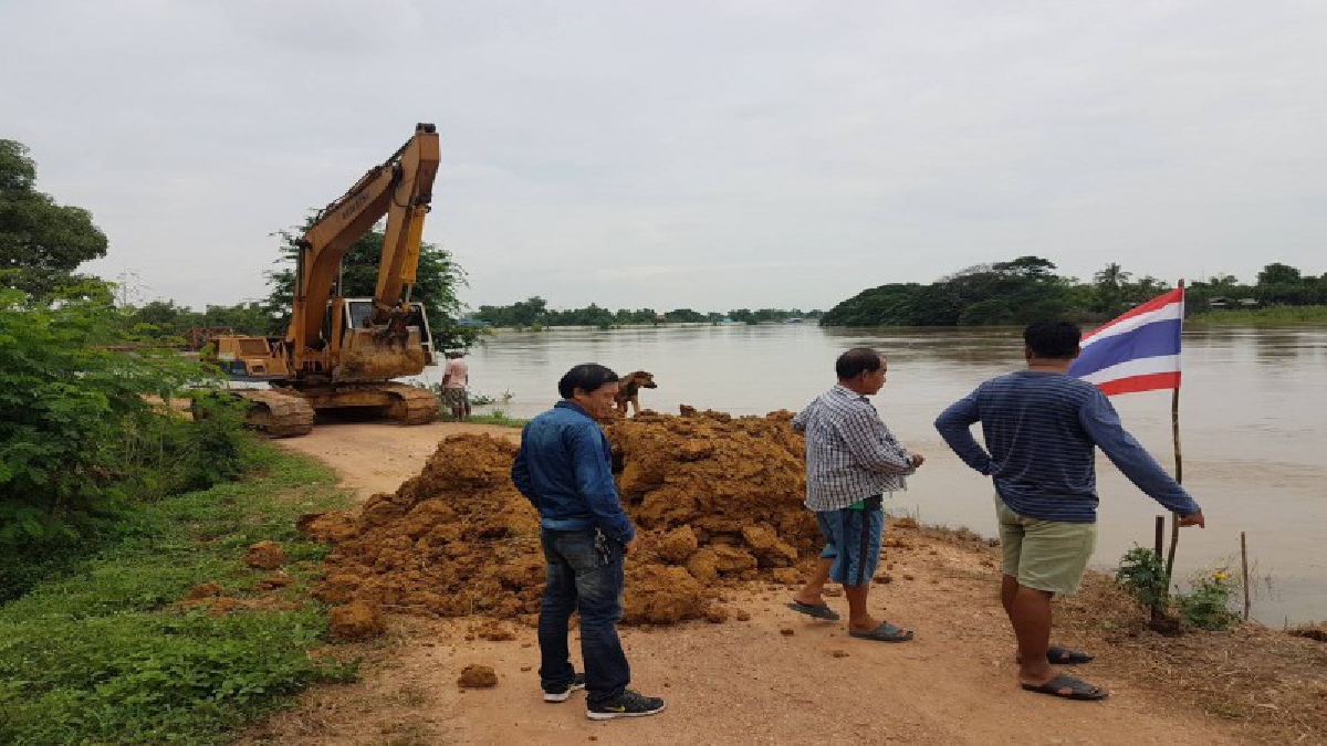 #เตรียมพร้อมรับมือตลอดเวลา..!! น้ำท่วมอ่างทอง ยังคงน่าเป็นห่วง อบต.จำปาหล่อเร่งสร้างคันกั้นน้ำหลังน้ำจ่อข้ามถนน