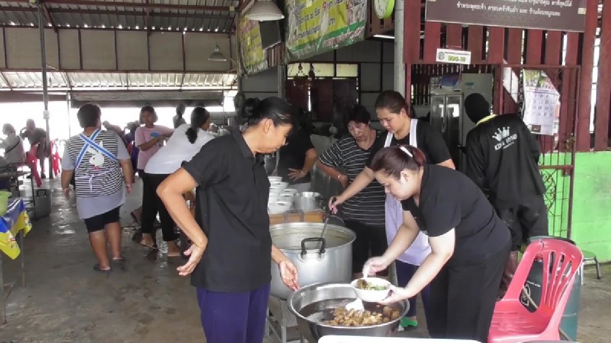 #กินฟรี..!! เจ้าของร้านหมูกระทะ ทำก๋วยเตี๋ยว 400 ชาม แจกให้ ปชช. กินฟรี ถวายเป็นพระราชกุศลแด่ในหลวง ร.9