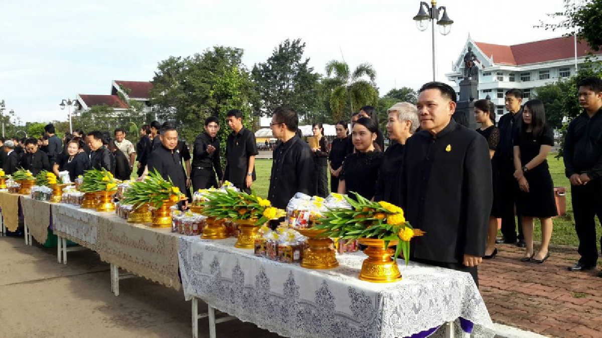 สระแก้ว!! ผู้ว่าราชการจังหวัดสระแก้ว นำข้าราชการ พ่อค้า ประชาชน ร่วมพิธีบำเพ็ญกุศลเพื่อถวายพระราชกุศลครบรอบ 1 ปี วันสวรรคต พ่อหลวง ร.9..!!