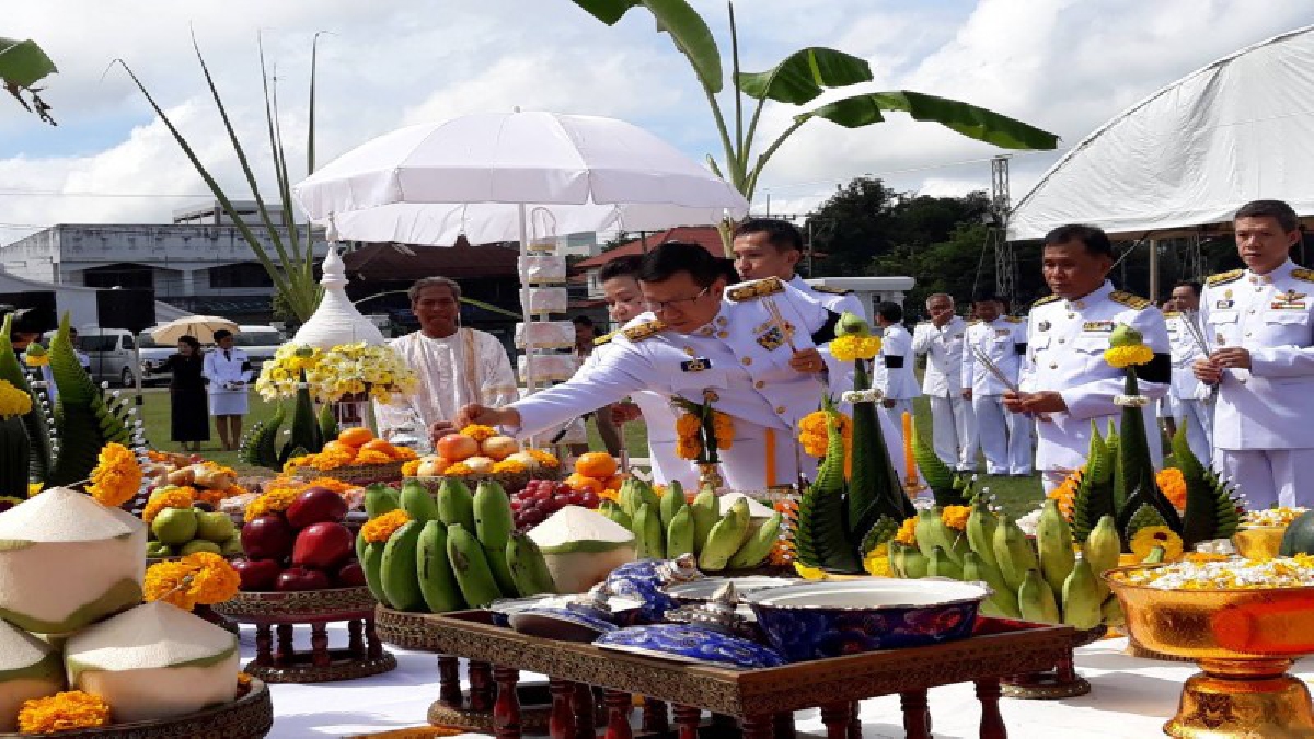 ศรีสะเกษ!! จัดพิธีบวงสรวงพระเมรุมาศจำลองก่อสร้างเสร็จสมบูรณ์ ขณะที่จิตอาสาเร่งพัฒนาความสะอาดรอบบริเวณ..!!