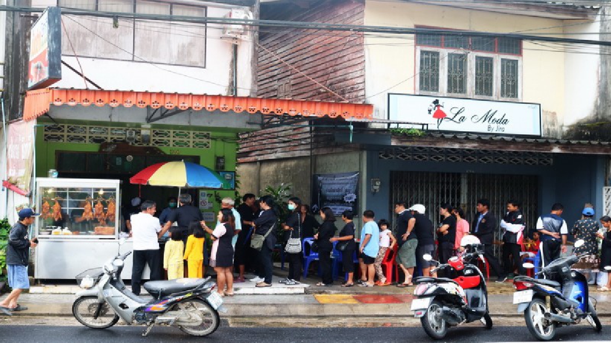 #แถวยาวเหยียด...!! ร้านเป็ดย่างชื่อดัง จ.พังงา เปิดกินฟรี แบบไม่อั้น ทุกเมนู 1วัน ถวายเป็นพระราชกุศล