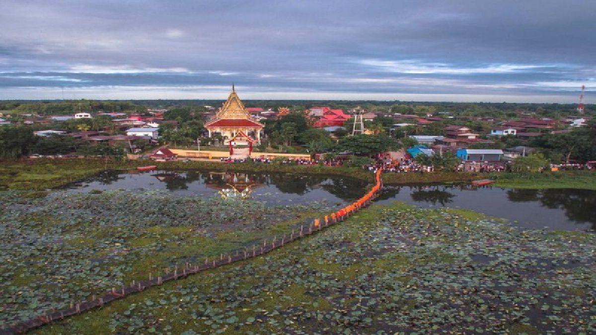 สุดอลังการ..!! ตักบาตรพระสงฆ์ 109 รูป บริเวณสะพานไม้แกดำ ถวายเป็นพระราชกุศล แด่พระบาทสมเด็จพระปรมินทรมหาภูมิพลอดุลยเดช บรมนาถบพิตร (มีคลิป)