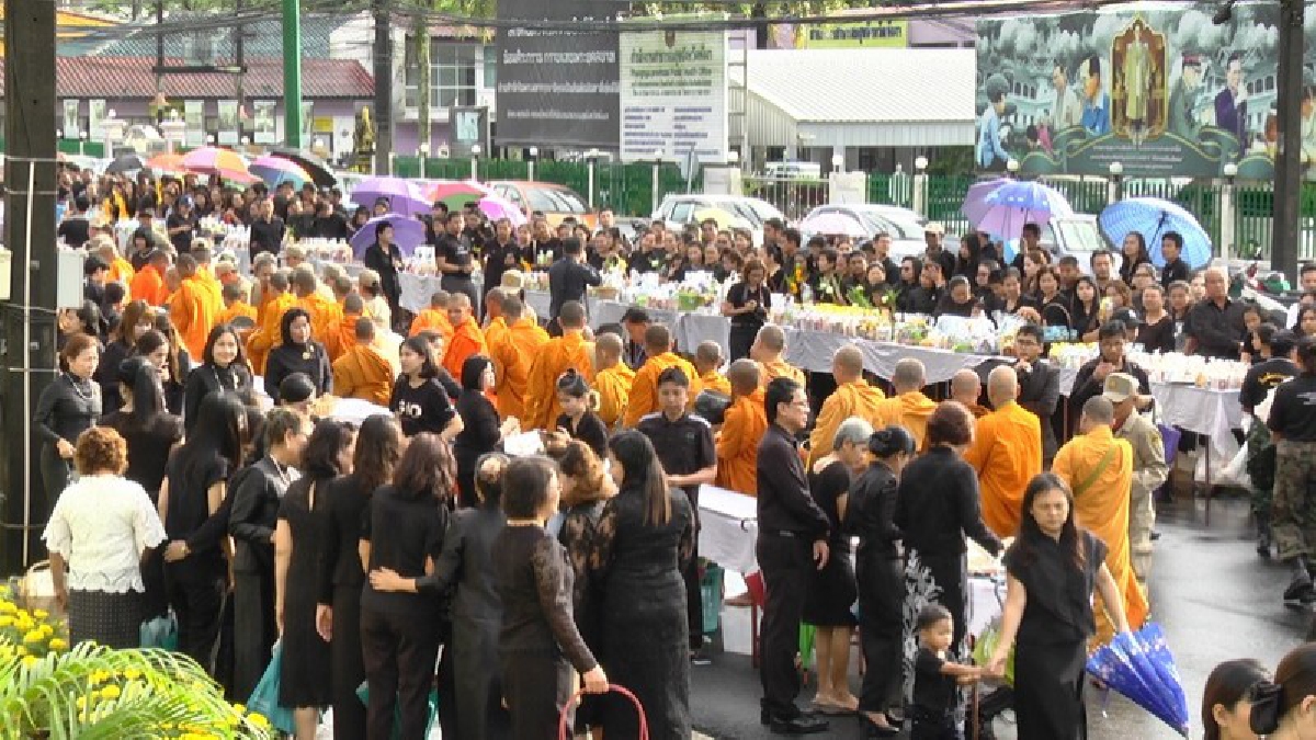 ชาวพังงา ร่วมพิธีบำเพ็ญกุศลและทำบุญตักบาตรพระสงฆ์ เพื่อถวายพระราชกุศลครบรอบ 1 ปี วันสวรรคต พระบาทสมเด็จพระปรมินทรมหาภูมิพลอดุลยเดช บรมนาถบพิ