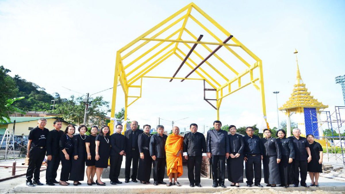 ด้วยใจภักดิ์!! จังหวัดระนอง ทำพิธีเจิมเสาพระจิตกาธาน ที่จะใช้ในงานราชพระราชพิธีถวายพระเพลิงพระบรมศพ..!!