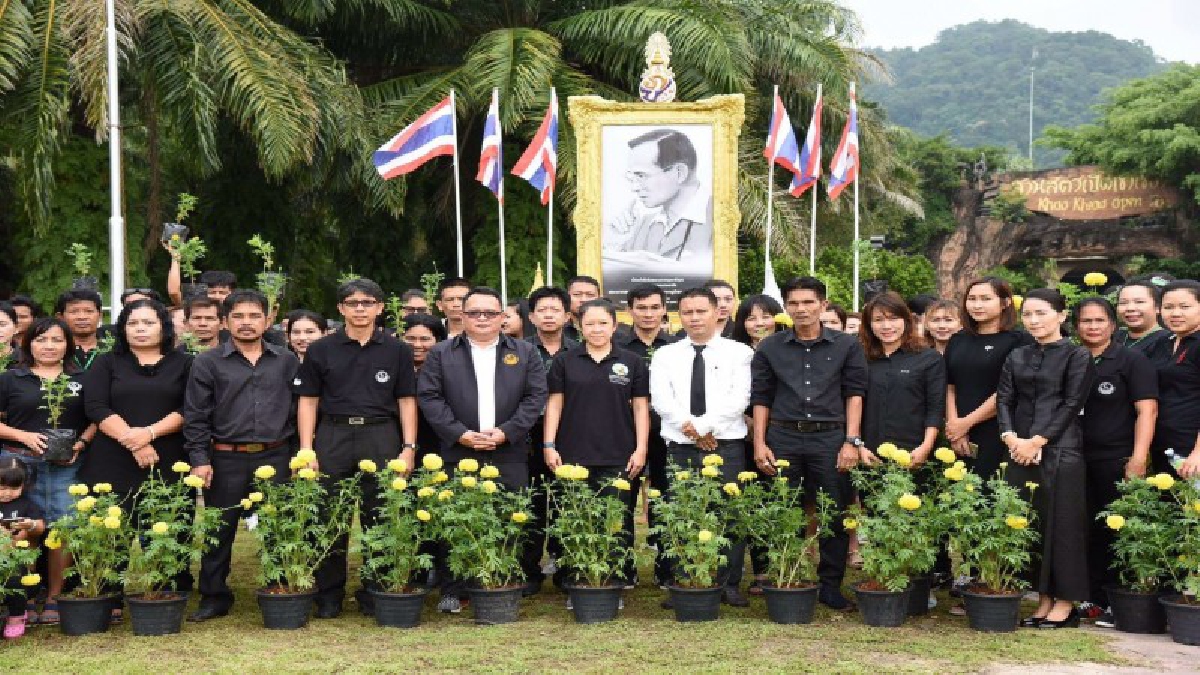 ผู้บริหาร พนักงาน ลูกจ้าง สวนสัตว์เปิดเขาเขียว ร่วมทำบุญตักบาตรถวายเป็นพระราชกุศลครบรอบ 1 ปี วันสวรรคต ในหลวงรัชกาลที่ 9(มีคลิป)